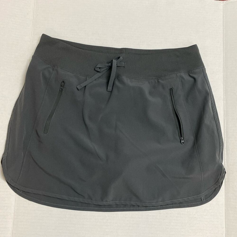 Magellan women’s‎ grey Fish Gear Mag Repel moisture wicking skort size medium